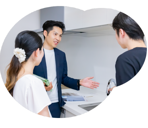 スタッフがお客様をご案内している様子