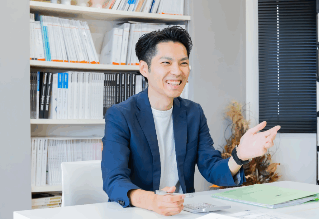 笑顔で話すスタッフ