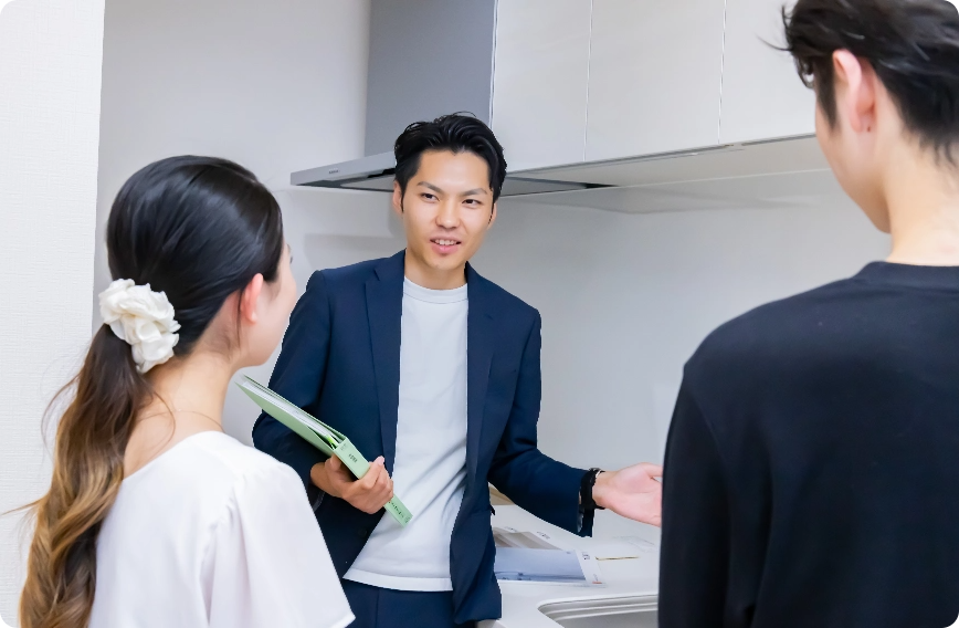 お客様へ案内するスタッフ